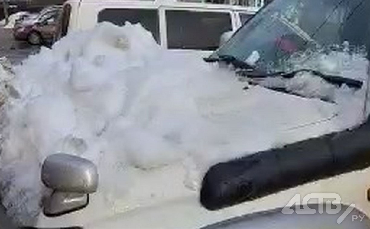 Упавшая глыба льда в Троицком разбила припаркованный около магазина внедорожник 