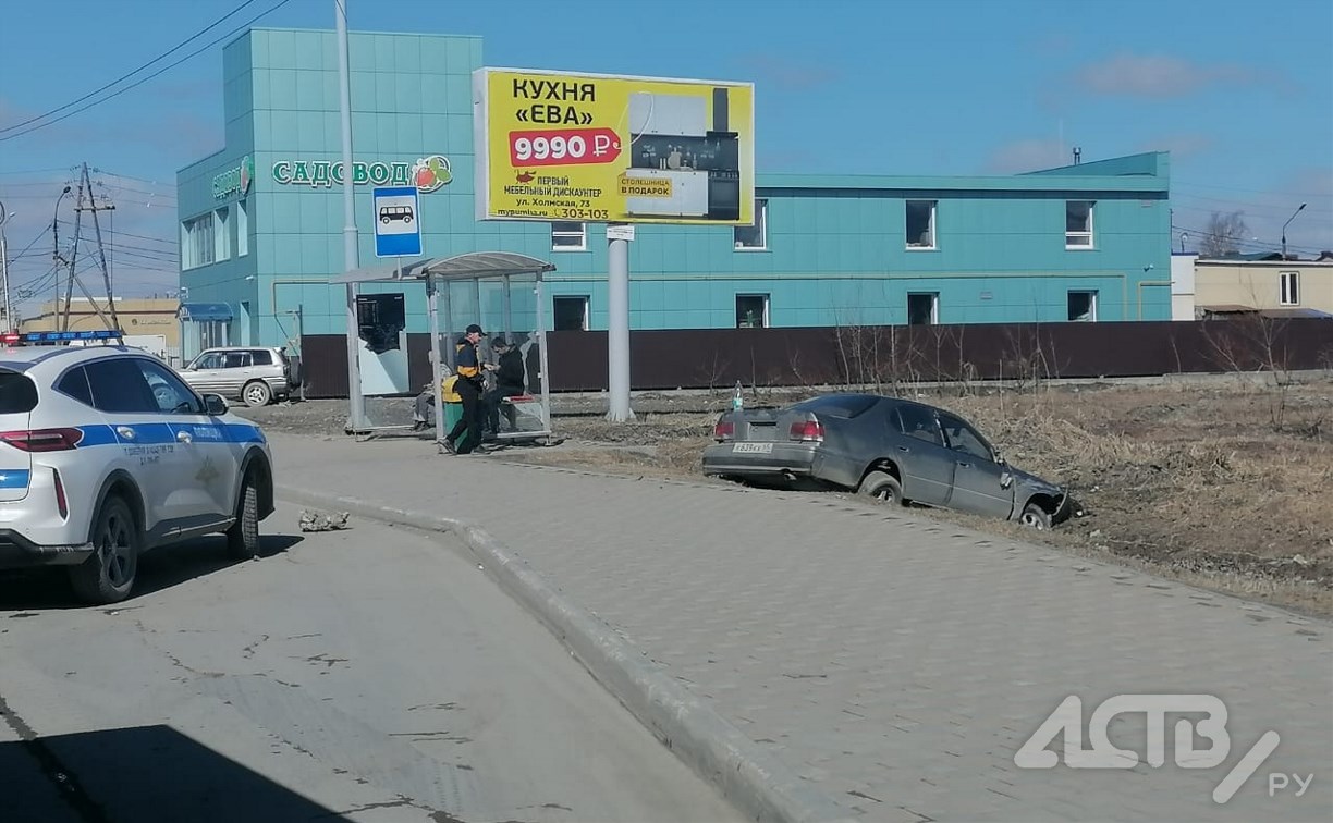 В Южно-Сахалинске седан вылетел на пешеходную дорожку у автобусной остановки