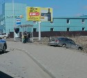 В Южно-Сахалинске седан вылетел на пешеходную дорожку у автобусной остановки