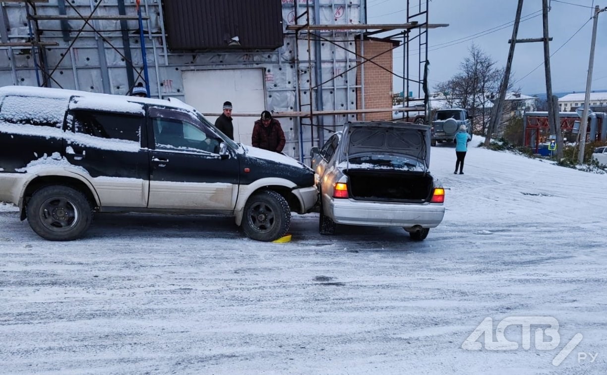 "Там просто голимый лед": в Холмске за утро произошло несколько аварий