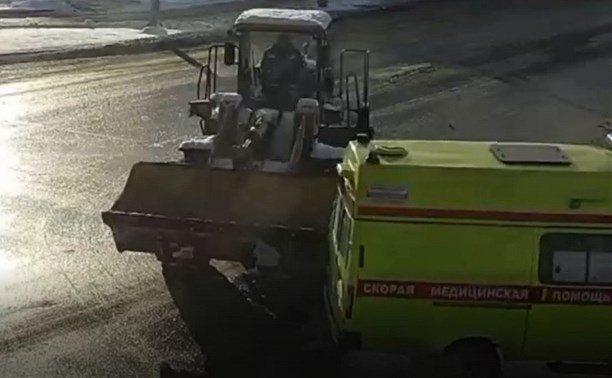 В Южно-Сахалинске погрузчик врезался в автомобиль скорой помощи