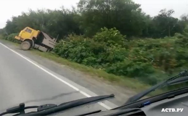 КамАЗ скатился с дороги в Анивском районе