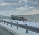 Большегруз вылетел на обочину, иномарка разбита: на сахалинской трассе произошло жёсткое ДТП