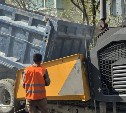В Южно-Сахалинске восстанавливают дороги и дворы после зимних раскопок