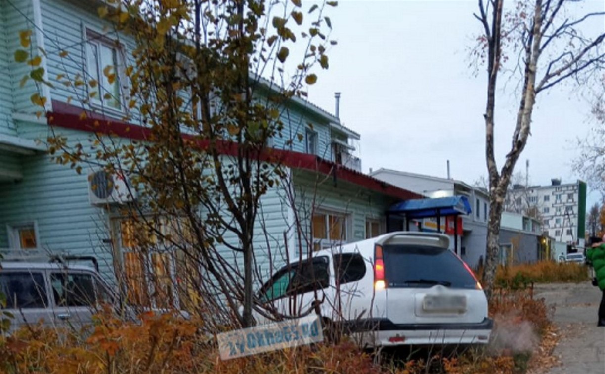 Сахалинский таксист "потерялся в пространстве" и въехал в дом 