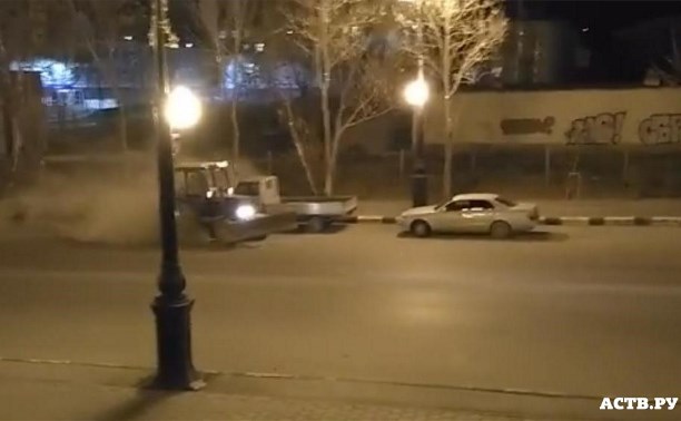 Клубы пыли, сметаемые спецтехникой с дорог, оказались на подоконниках южносахалинцев
