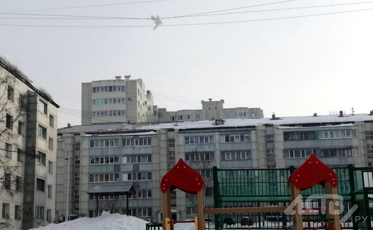 Ледяная глыба повисла на проводах над детской площадкой в Южно-Сахалинске