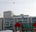 Ледяная глыба повисла на проводах над детской площадкой в Южно-Сахалинске