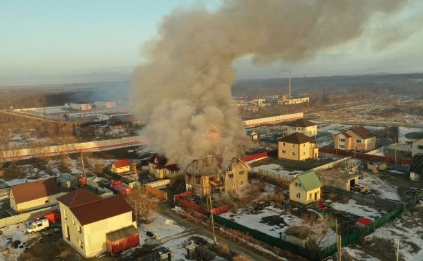 Двухэтажный частный дом вспыхнул в Лиственничном