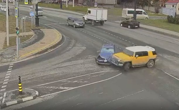В Южно-Сахалинске Toyota FJ Cruiser не вовремя пошёл налево и устроил ДТП