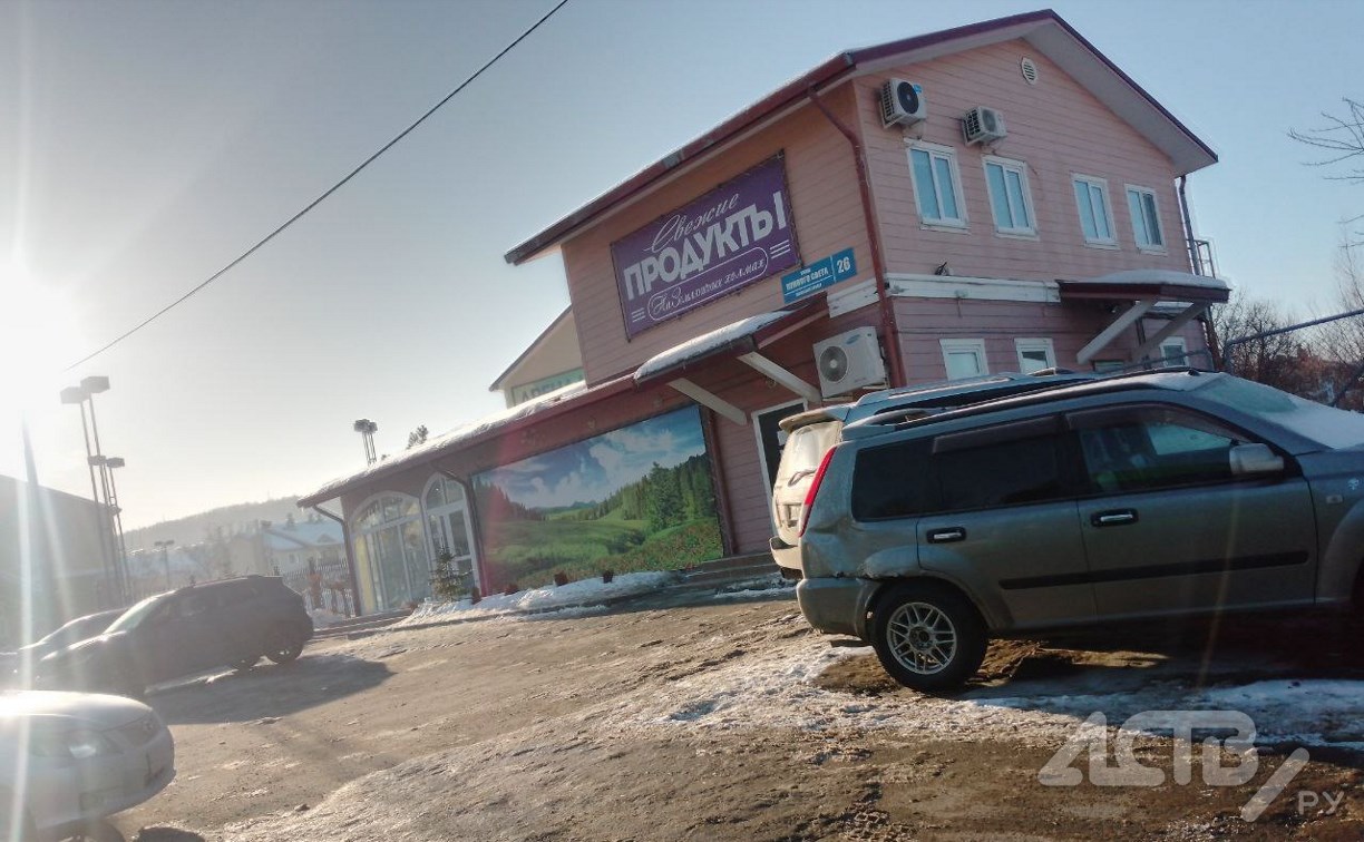 Неизвестный врезался в кроссовер и скрылся с места ДТП в Южно-Сахалинске