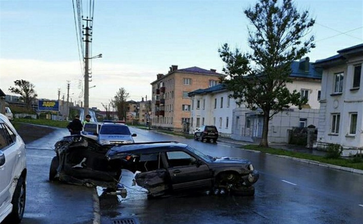 В аварии в Холмске автомобиль разорвало на две части - Новости Сахалинской  области. Происшествия - astv.ru