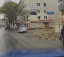 Жители Холмска обеспокоены: реконструкция площади создает опасность для пешеходов