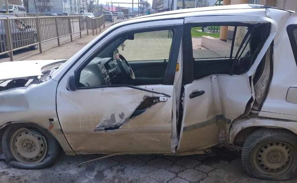 "Закусило тормоза": на Сахалине при ДТП знатно покорёжило иномарку