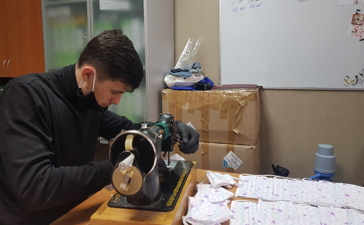 Невельские волонтеры начали шить многоразовые маски