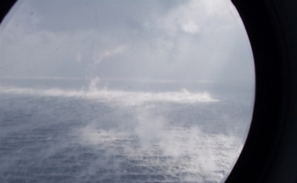 Снег и ветер осложняют поиски судна "Восток" в Японском море