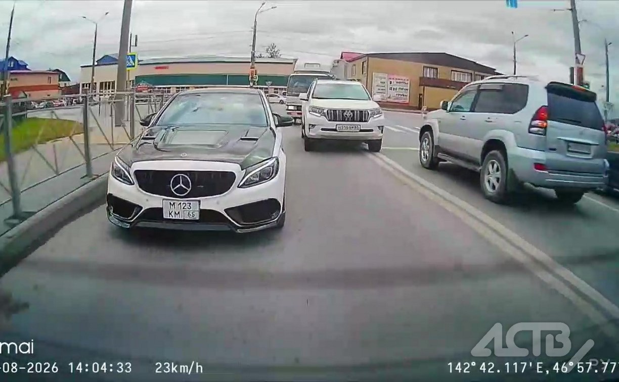 На заметку сотрудникам ГАИ: автохам на "Мерседесе" собрал "букет" нарушений в Южно-Сахалинске