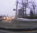 Два водителя в Южно-Сахалинске решили объехать пробку по встречке и попали в ДТП у здания ГИБДД