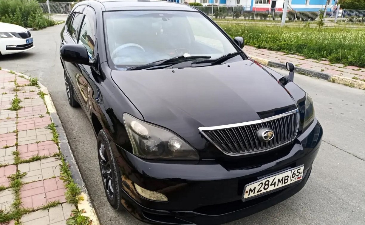 Неизвестный столкнулся с Toyota Harrier и скрылся с места ДТП в Южно-Сахалинске
