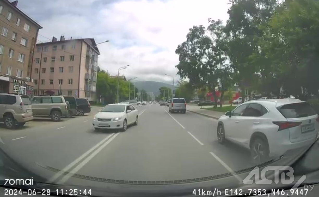 Хитро, но опасно: автомобилисты в Южно-Сахалинске придумали, как быстро выезжать налево в потоке