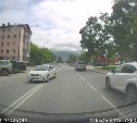 Хитро, но опасно: автомобилисты в Южно-Сахалинске придумали, как быстро выезжать налево в потоке