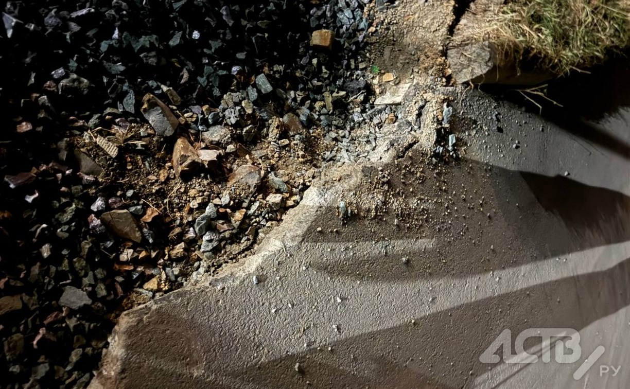 Убиваем ходовку: жители Корсакова жалуются на появившуюся после коммунальщиков яму во дворе дома