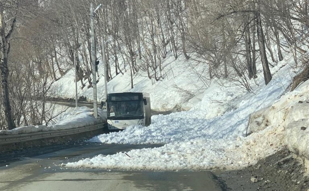 В Долинском районе рейсовый автобус застрял в снегу из-за сошедшей лавины