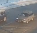 Неизвестный на Subaru Legacy врезался во внедорожник и скрылся с места происшествия в Южно-Сахалинске