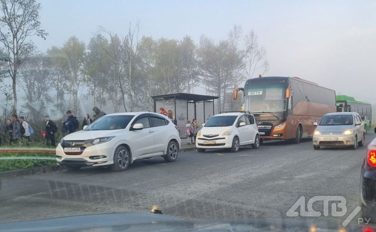 Очевидец: автохамы не пустили школьный автобус к остановке в Южно-Сахалинске