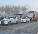 Очевидец: автохамы не пустили школьный автобус к остановке в Южно-Сахалинске