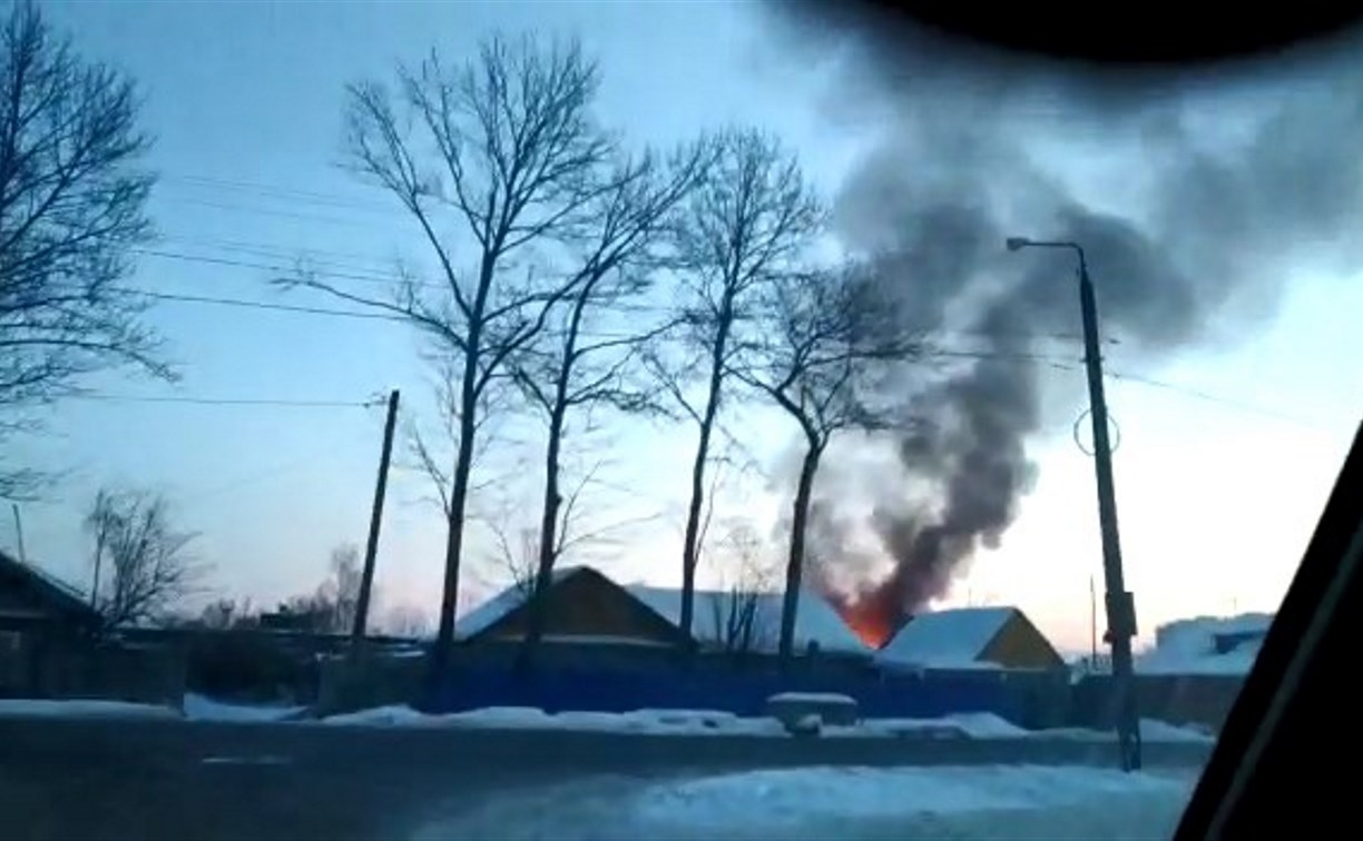 Бесхозные постройки загорелись в районе улицы Украинской в Южно-Сахалинске