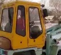 "Драки не было, разбил стекло клюкой инвалида": подробности инцидента при расчистке двора в Южно-Сахалинске 