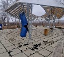 Вандалы отметились в четырёх районах Сахалина: разорвали боксёрскую грушу и разгромили туалет