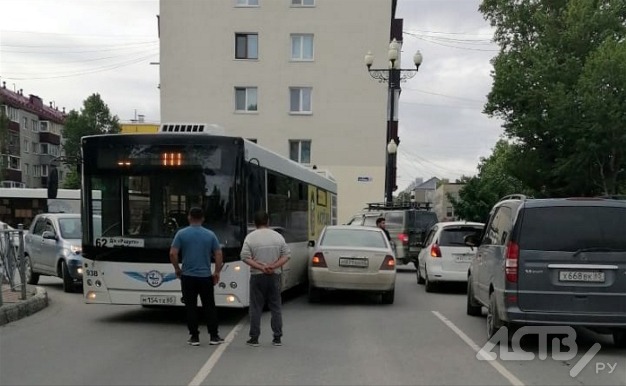 Пассажирский автобус в Южно-Сахалинске попал в ДТП