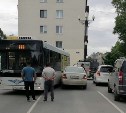 Пассажирский автобус в Южно-Сахалинске попал в ДТП