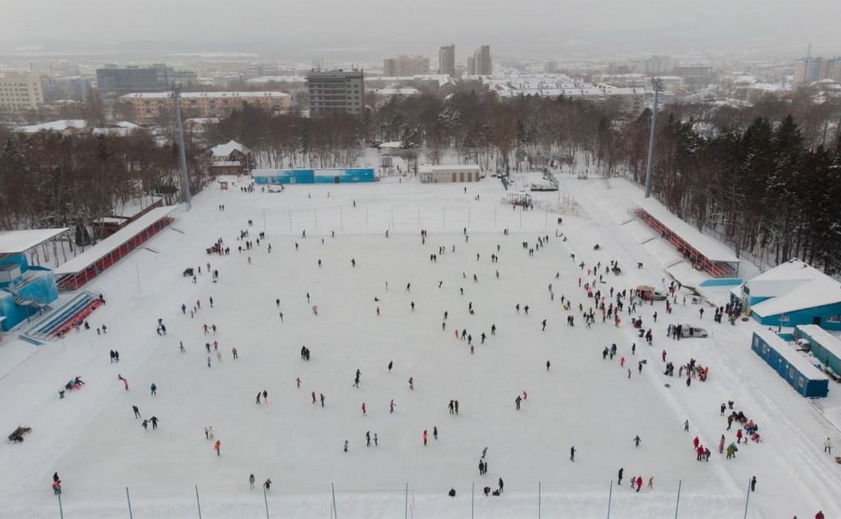 Каток открылся на стадионе в городском парке Южно-Сахалинска