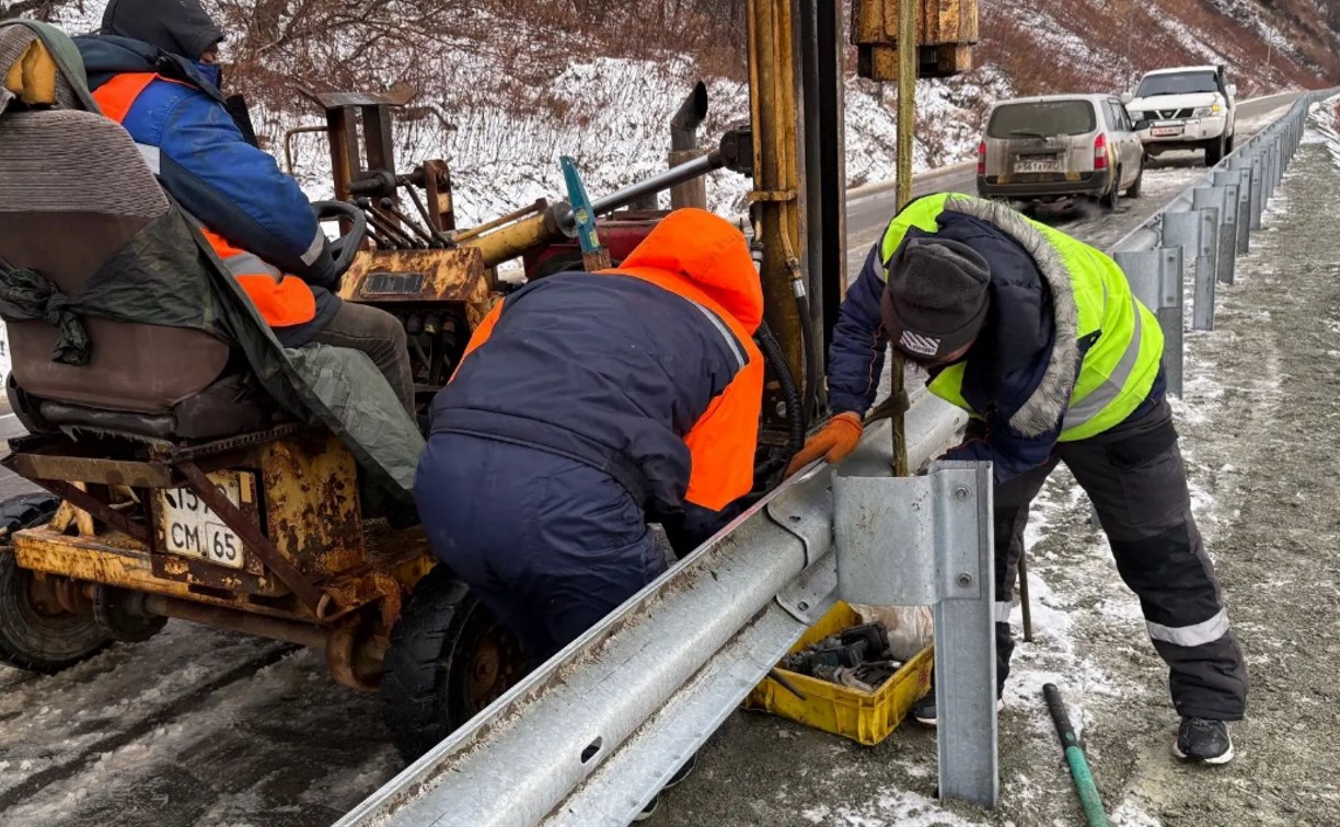 На трассе между Калинино и Заветы Ильича устанавливают барьерное ограждение