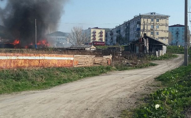 В центре Томари вспыхнули гаражи