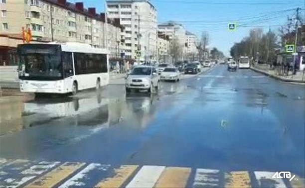 Улицу Пограничную в Южно-Сахалинске заливает водой