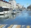 Улицу Пограничную в Южно-Сахалинске заливает водой