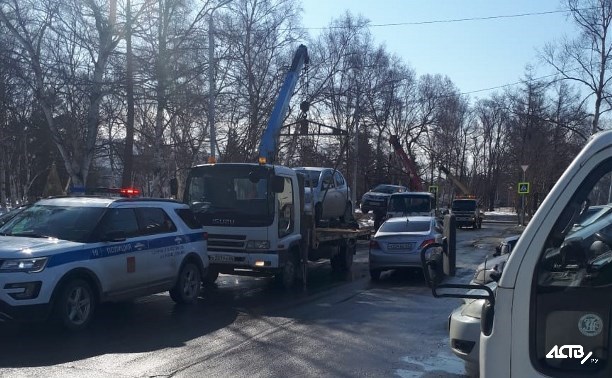 "Просто беспредел!": в Южно-Сахалинске массово эвакуируют автомобили
