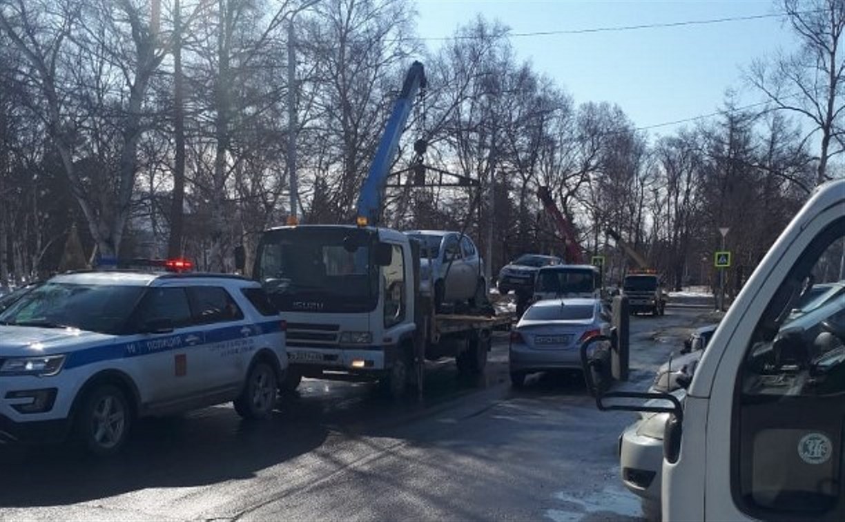 "Просто беспредел!": в Южно-Сахалинске массово эвакуируют автомобили
