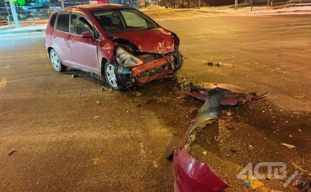 Очевидцев столкновения Honda Fit  и Toyota ist ищут в Южно-Сахалинске