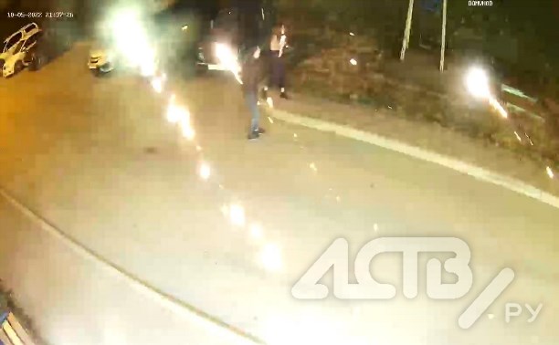 Романтики не вышло: упавший салют расстрелял машины и окна в Корсакове