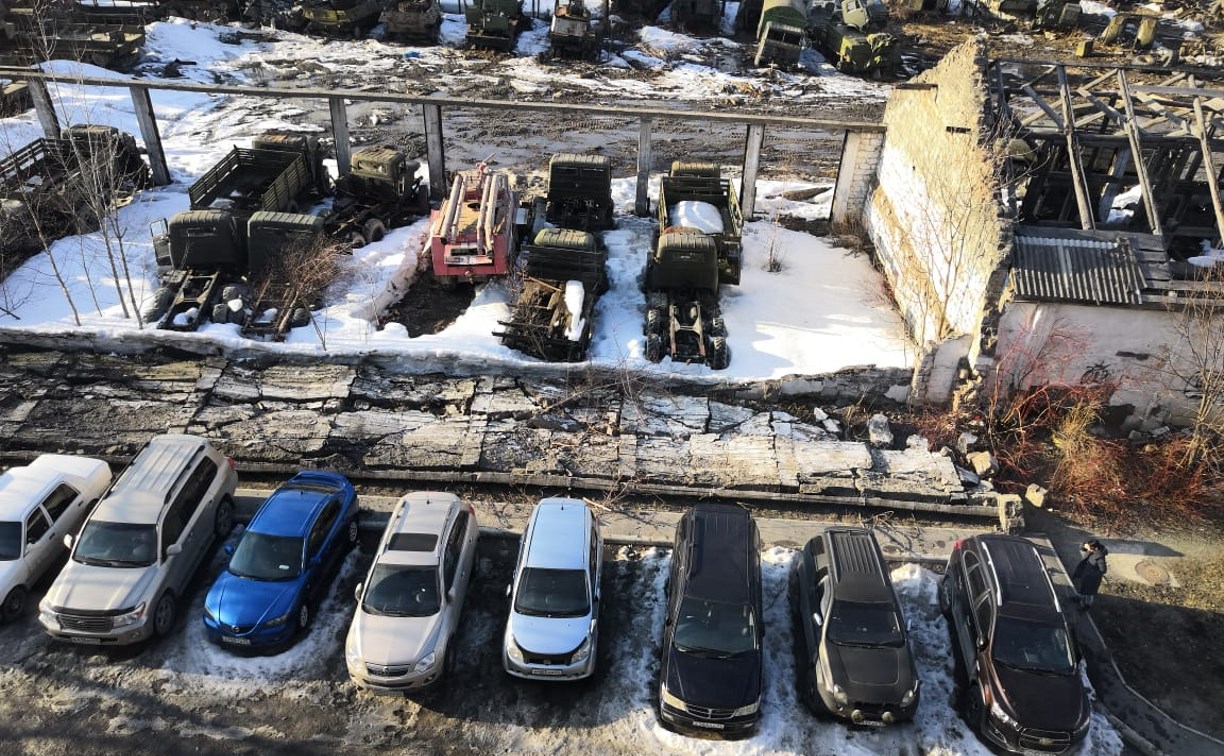 На проспекте Победы в Южно-Сахалинске рухнула стена