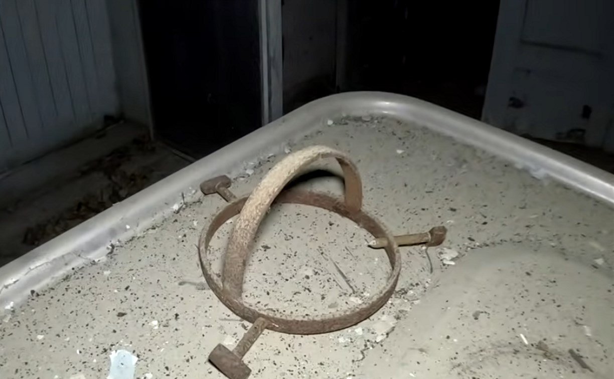 В заброшенном морге на Сахалине нашли химикаты, пробирки и ободок для трепанации