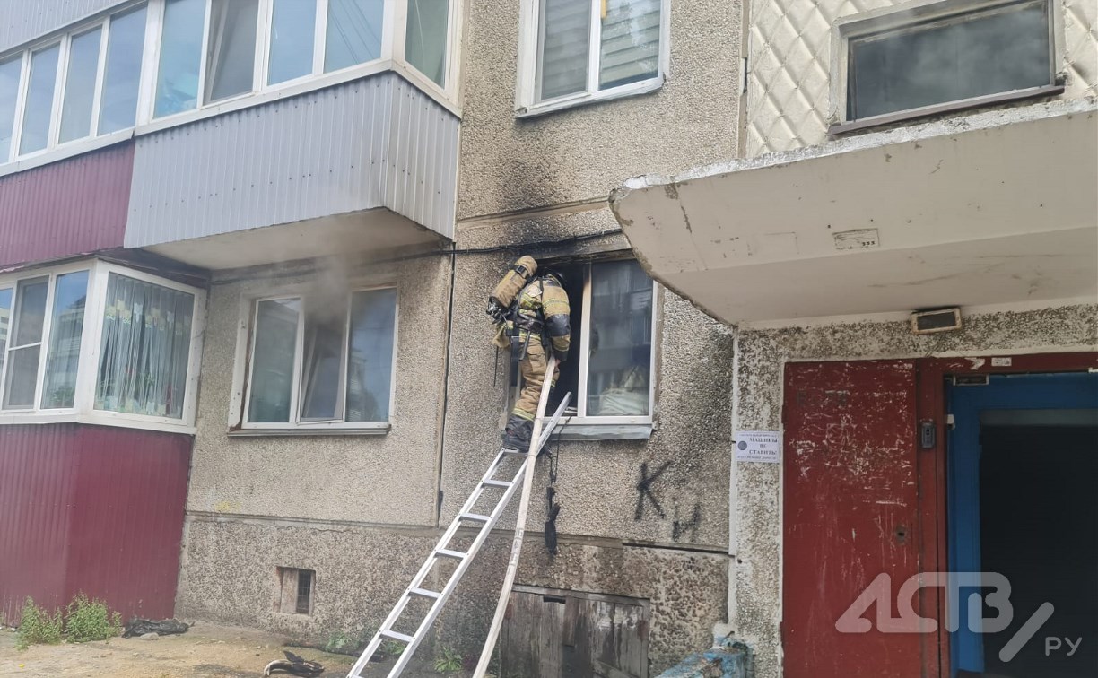 Пожар в центре Южно-Сахалинска: маленькая девочка была одна в квартире и смогла позвонить дедушке
