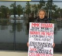 Пенсионерка из Южно-Сахалинска третий день выходит на пикет, чтобы получить работу