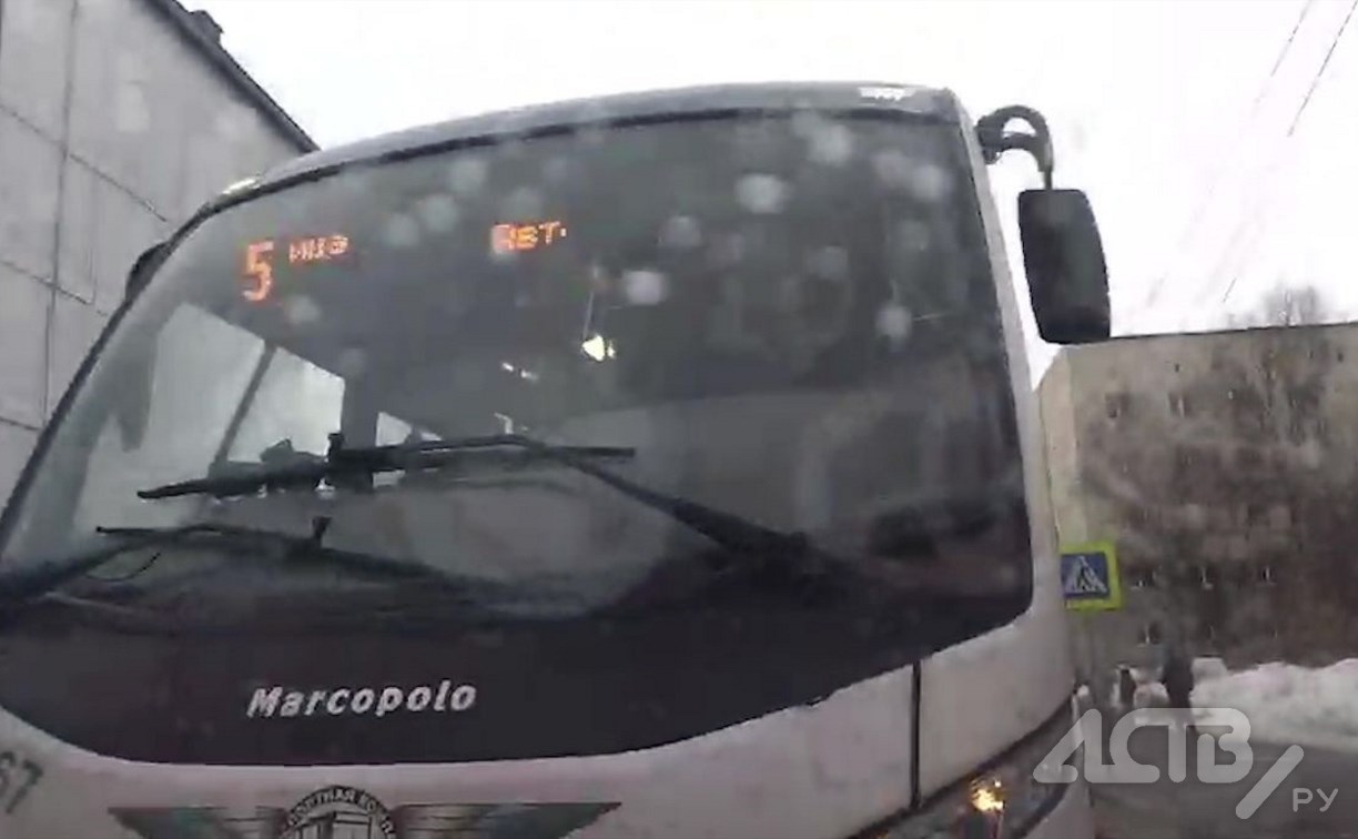 "Ты же людей возишь!": автобус выехал на встречку и затормозил движение на дороге в Южно-Сахалинске