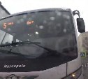 "Ты же людей возишь!": автобус выехал на встречку и затормозил движение на дороге в Южно-Сахалинске